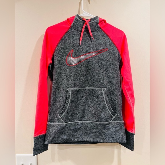 Nike Tops - 🔥Nike Thermal Fit hoodie🔥